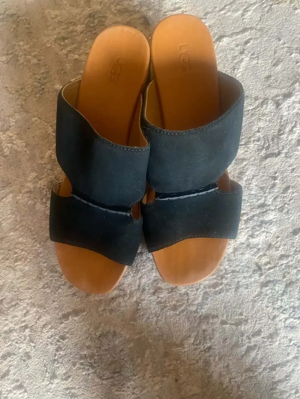 UGG elena black